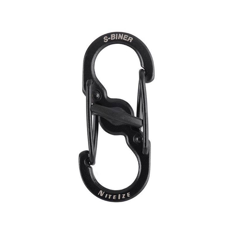 A picture of Der Sicherheitskarabiner S-Biner MicroLock von Nite Ize aus den USA ist ein kompakter Doppelkarabiner der sich ideal zur sicheren Befestigung von Tiermarken eignet. Dank der patentierten MicroLock-Technologie lassen sich beide Riegel durch einen einfachen Drehmechanismus verschließen, wodurch ein unbeabsichtigtes Öffnen verhindert wird. Mit seinem leichten, aber robusten Design sorgt er für maximale Sicherheit und Langlebigkeit bei euren Abenteuern!