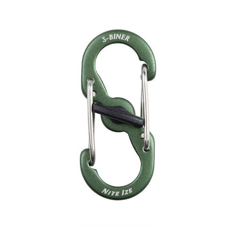 A picture of Der Sicherheitskarabiner S-Biner MicroLock von Nite Ize aus den USA ist ein kompakter Doppelkarabiner der sich ideal zur sicheren Befestigung von Tiermarken eignet. Dank der patentierten MicroLock-Technologie lassen sich beide Riegel durch einen einfachen Drehmechanismus verschließen, wodurch ein unbeabsichtigtes Öffnen verhindert wird. Mit seinem leichten, aber robusten Design sorgt er für maximale Sicherheit und Langlebigkeit bei euren Abenteuern!