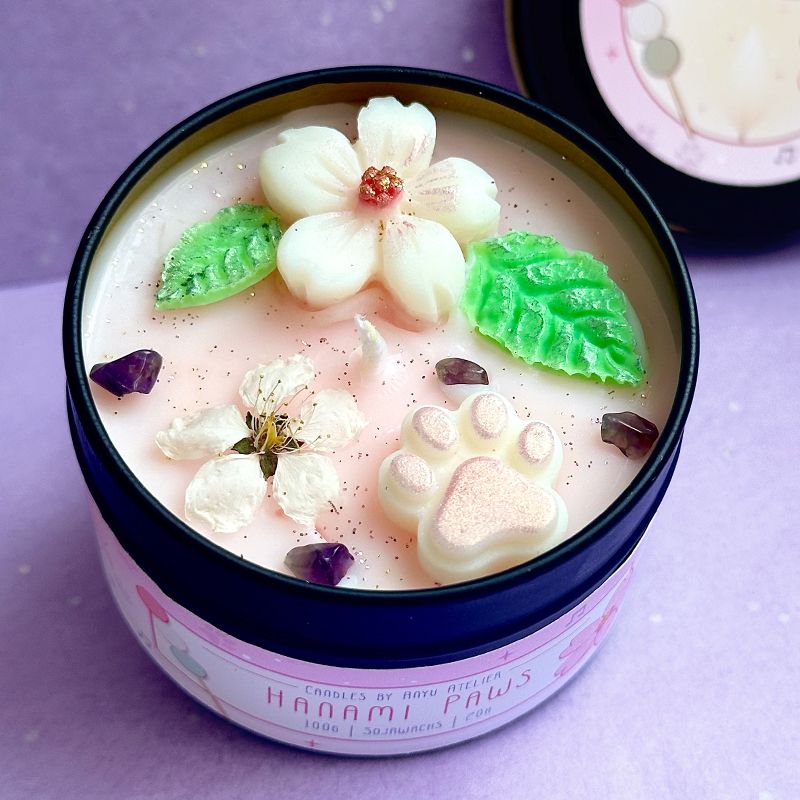 A picture of <p>Kerze aus Sojawachs mit Kirschblüten-Duft. Sie ist verziert mit einer echten Kirschblüte und kleinen Amethyst-Edelsteinen. Auf der Rückseite der Dose befindet sich eine Achtsamkeitsübung.</p><p>Die Kerze hat ein Wachsgewicht von 100g und eine ungefähre Brenndauer von 20 Stunden.</p>