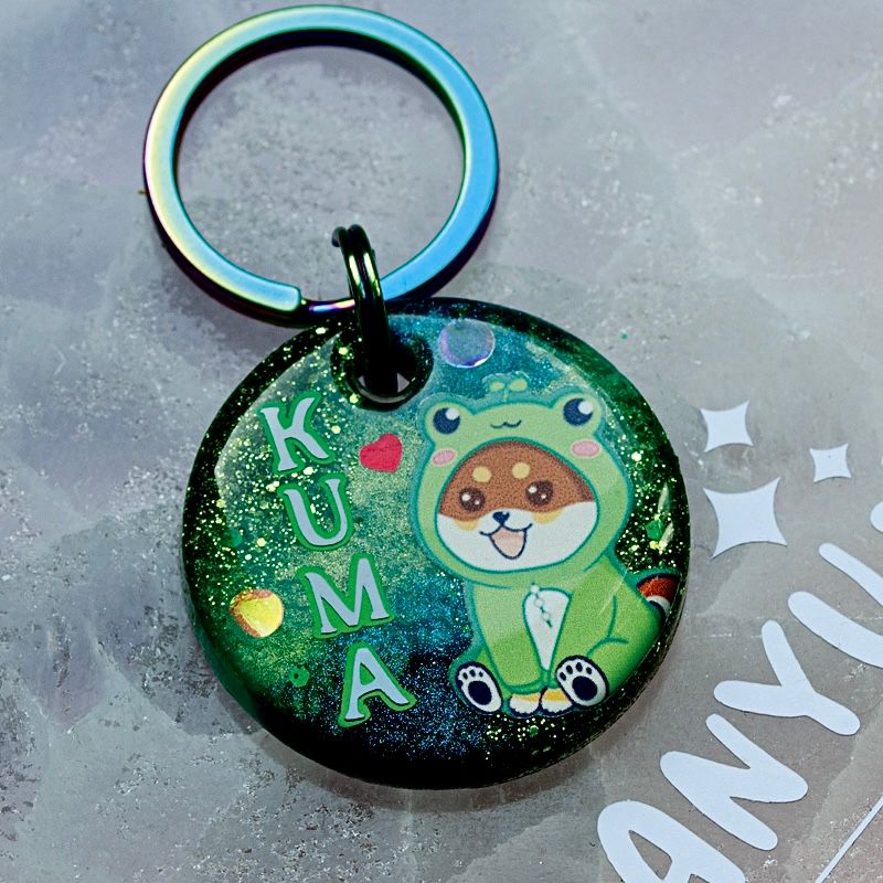 A picture of Original Design von Anyu Atelier. Ein Shiba Inu in einem süßen Froschkostüm. Der Shiba ist in vier Farbvarianten erhältlich. Die Marke kann auf Wunsch auch in einer anderen Farbe gestaltet werden.