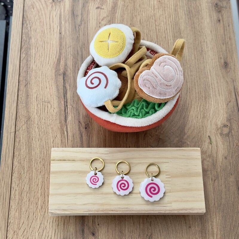 Naruto Hundemarke in drei Größen mit Ramen Hundespielzeug