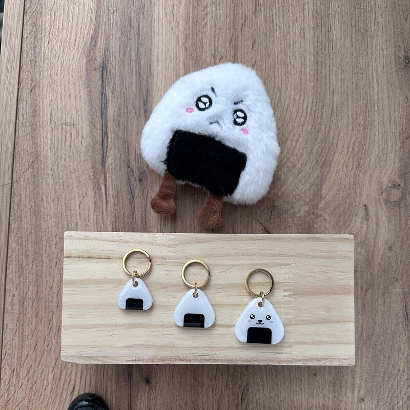 Onigiri Hundemarke in drei Größen mit Onigiri Hundespielzeug