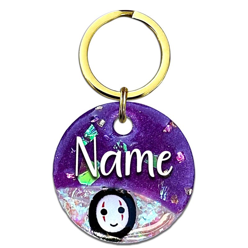 A picture of Die perfekte Marke für alle, die Japan und Anime lieben! Ein stylisches Split-Design aus glänzendem rötlichem lila Perlpigment, einem klaren Bereich mit einer kleinen Figur und funkelnden Highlights aus lila und pinken Glitzersteinen sowie Aurora Flakes.