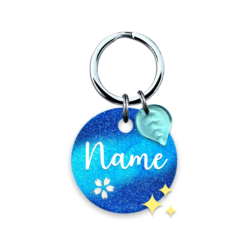A picture of Wähle deine Lieblingsfarbe und kombiniere sie mit einer unserer Glitzerfarben für funkelnde Highlights in deiner Marke! Mit einer kleinen Kirschblüte oder einem Blatt-Charm lässt sich deine Marke noch weiter verschönern.