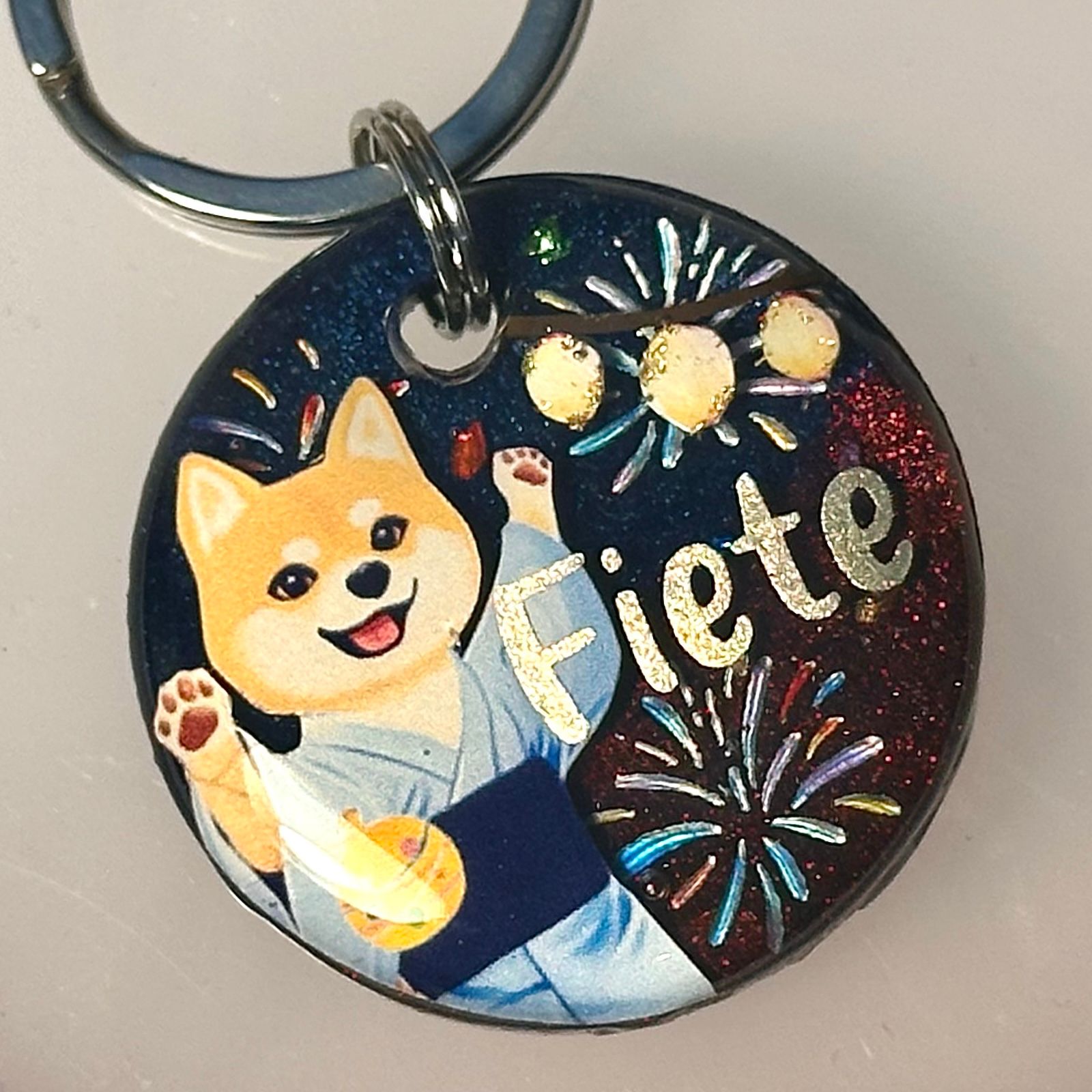 A picture of Du hast eine ganz besondere und einzigartige Vorstellung, die sich nicht mit unseren fertigen Materialien wie Sticker und co. umsetzen lässt? Dann bist du hier richtig! Bei einem Custom Design wird eine Marke mit eigenem Wunschmotiv erstellt, z.B. ein Hund, der auf einer Blumenwiese sitzt. Dieses Motiv designen wir für dich und stellen das benötigte Material her. Gerne kannst du auch Referenzbilder für deinen Wunsch hochladen.